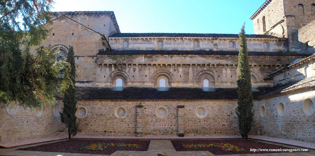 FACHADA NORTE, DESDE EL INTERIOR DEL CLAUSTRO.